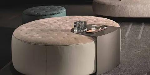 Pouf rotondo imbottito con piano integrato, ideale per ogni altezza pouf.