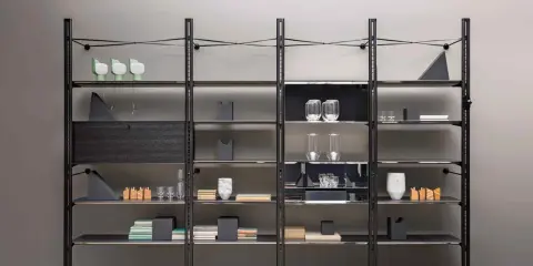 Libreria alluminio design con ripiani in vetro e dettagli in legno scuro, esposti oggetti decorativi e libri.