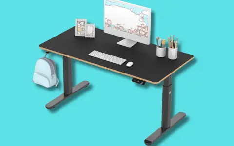 Tavolino gaming nero regolabile in altezza, con monitor, tastiera, mouse, porta penne e zainetto azzurro appeso.
