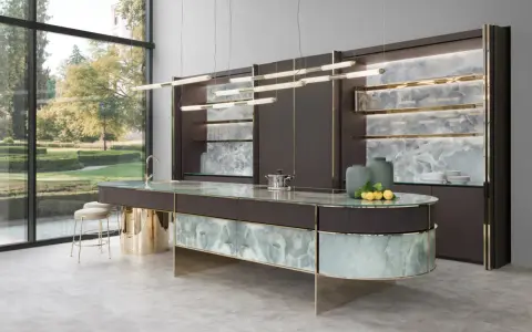 Cucina di lusso Sicis Milano con isola centrale in onice e finiture oro.