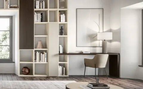 Accogliente stanza studio piccola con libreria modulare, scrivania, sedia e finestra.