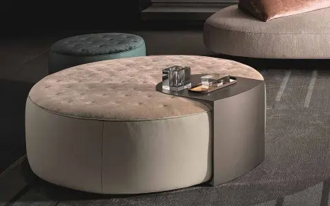 Pouf rotondo imbottito con piano integrato, ideale per ogni altezza pouf.