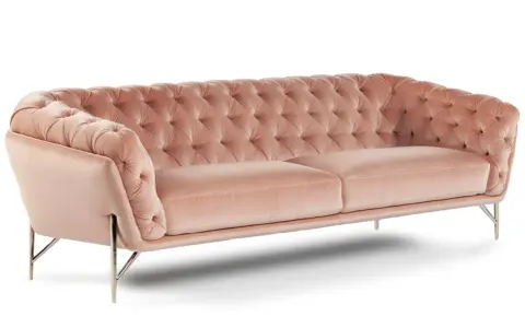 Divano rosa cipria in velluto con capitonné, un tocco di eleganza firmato Vincenzo Calia.