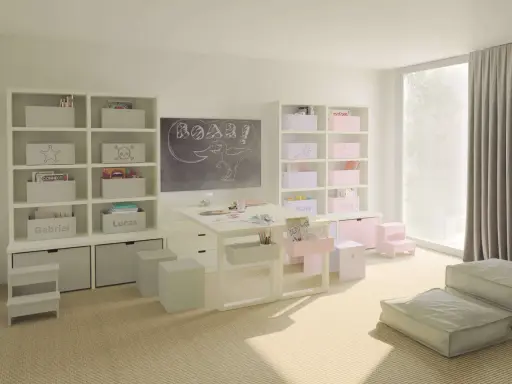 Una stanza dei giochi luminosa con lavagna, scrivania, librerie piene di giochi e libri, e morbidi pouf sul tappeto.