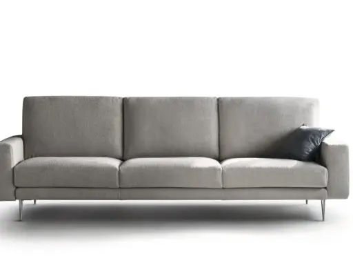 Soggiorno moderno con un elegante divano grigio scuro, perfetto per rilassarsi.