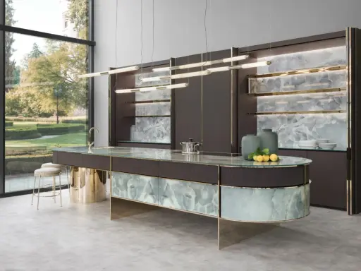 Cucina di lusso Sicis Milano con isola centrale in onice e finiture oro.