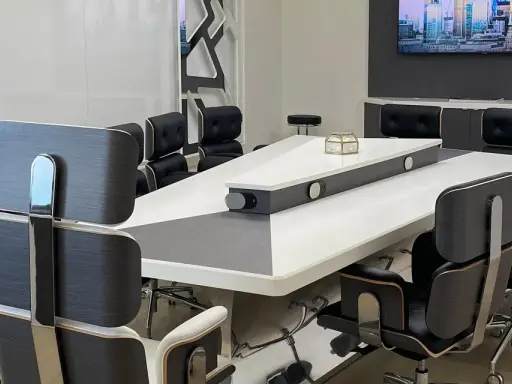 Sala riunioni moderna con tavolo centrale e sedie eleganti, un esempio di altek italia design.
