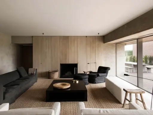 Elegante salone moderno con divani scuri, camino a parete in legno, tavolino nero e poltrona. Un esempio di come arredare un salone con stile minimalista.