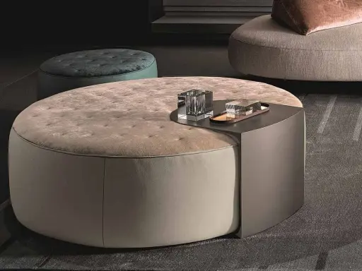 Pouf rotondo imbottito con piano integrato, ideale per ogni altezza pouf.