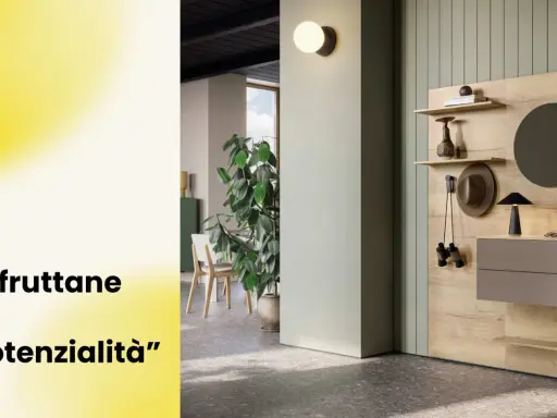 Soluzione moderna per arredare ingresso: pannello con mensole, specchio, cappello, binocolo e cassettiera.