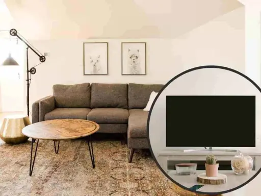 Salotto accogliente con divano angolare, tavolino e un'inquadratura che mostra la tv non frontale al divano, con decorazioni.