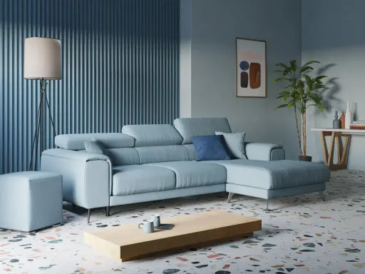 Accogliente soggiorno con divano angolare azzurro, tavolino in legno, lampada da terra e pianta.