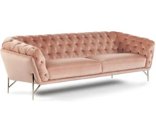 Divano rosa cipria in velluto con capitonné, un tocco di eleganza firmato Vincenzo Calia.