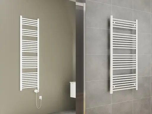 Radiatore bianco a scaletta, ideale per asciugare asciugamani. Ricorda: non coprire i termosifoni per un'efficienza ottimale.