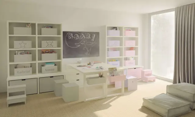 Una stanza dei giochi luminosa con lavagna, scrivania, librerie piene di giochi e libri, e morbidi pouf sul tappeto.