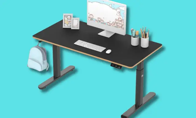 Tavolino gaming nero regolabile in altezza, con monitor, tastiera, mouse, porta penne e zainetto azzurro appeso.
