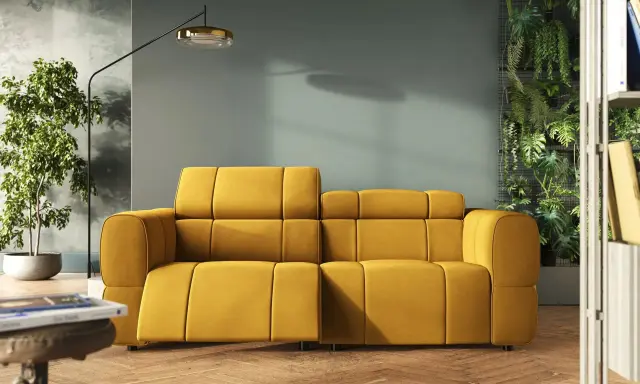 Soggiorno moderno con un vivace divano giallo. Abbinamenti di stile con piante verdi e illuminazione di design creano un'atmosfera accogliente.