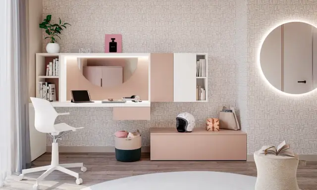 Moderna postazione trucco con specchio rotondo illuminato, scrivania bianca e rosa, sedia, cestini e decorazioni. Idee per un angolo beauty.