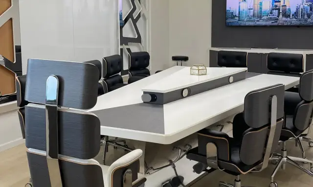 Sala riunioni moderna con tavolo centrale e sedie eleganti, un esempio di altek italia design.