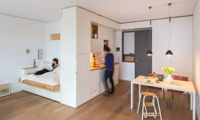 Un letto sospeso e una cucina a vista: idee per arredare casa in modo funzionale e moderno.
