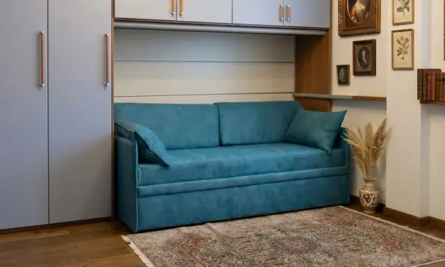 Divano blu in un soggiorno moderno. Chissà quanto pesa un divano così comodo?