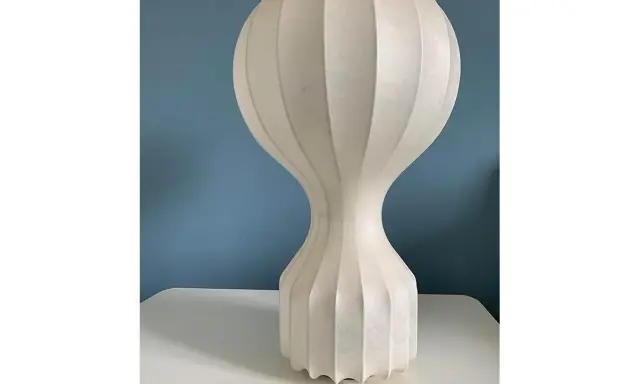 Lampada da terra in design Gatto, con base scanalata e paralume a palloncino in materiale traslucido.