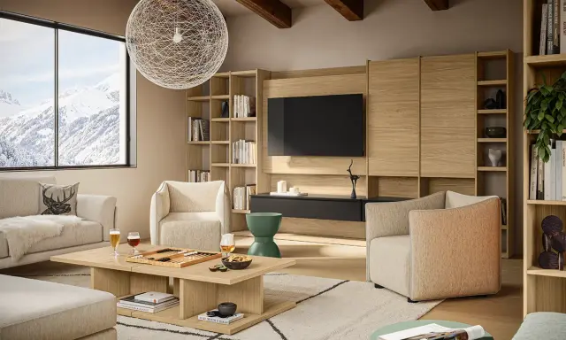 Soggiorno accogliente con divani chiari, tavolino in legno e librerie. Perfetto per arredare casa moderna con stile e comfort.