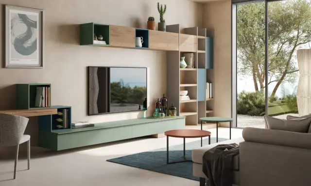 Un moderno salotto con tv al centro, mensole a muro, libreria e divano, con vista su un giardino lussureggiante.