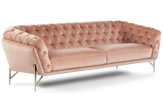 Divano rosa cipria in velluto con capitonné, un tocco di eleganza firmato Vincenzo Calia.