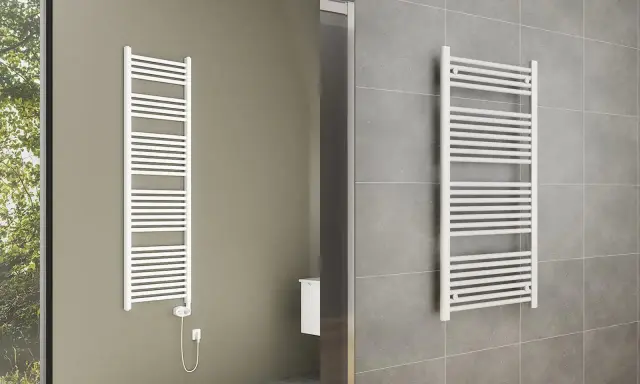 Radiatore bianco a scaletta, ideale per asciugare asciugamani. Ricorda: non coprire i termosifoni per un'efficienza ottimale.