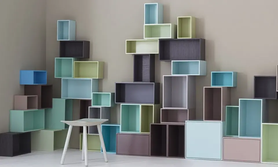 Scaffali colorati disposti in modo creativo, un esempio di design modulare che si adatta a ogni spazio.