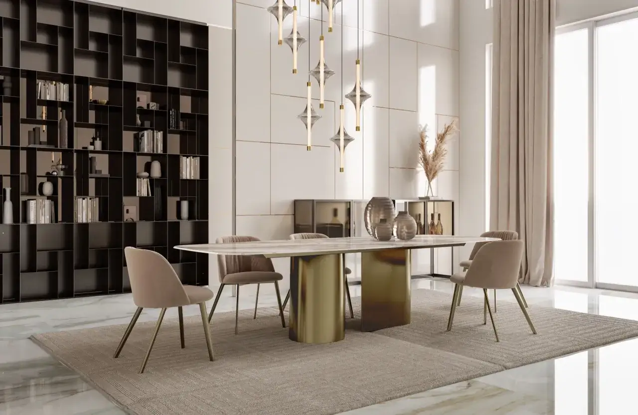 Eleganza moderna per arredare sala da pranzo: tavolo con base dorata, sedie in velluto, libreria a muro e lampadario di design.