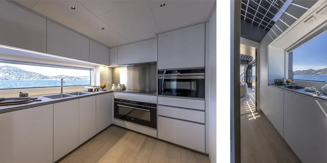 Cucina moderna Valcucine SPA su yacht, con vista mare e montagne. Elettrodomestici integrati e finiture di pregio.