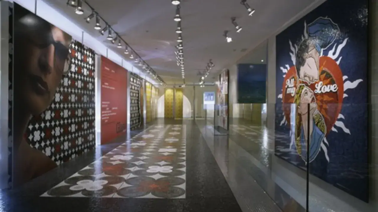 Corridoio con mosaici e opere d'arte, tra cui un grande cuore con la scritta 