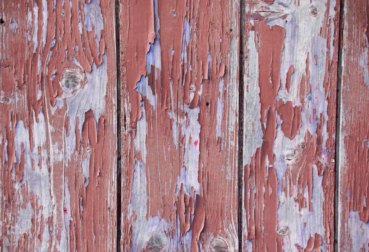 Legno con vernice scrostata, effetto tecnica shabby a due colori rosso e viola.
