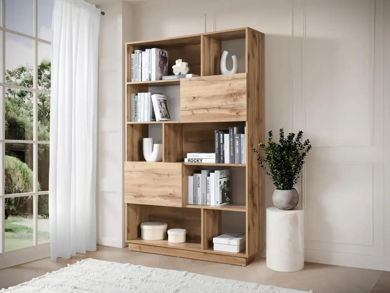 Libreria in legno con libri, vasi e piante. Idee su come abbellire una libreria con stile e personalità.