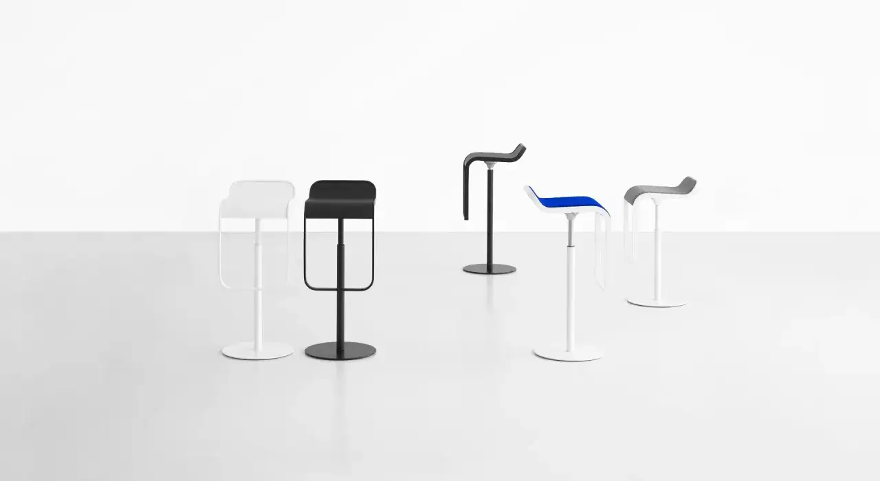 Cinque sgabelli LEM di design, bianchi, neri, blu e grigi, su base circolare, disposti su sfondo bianco.