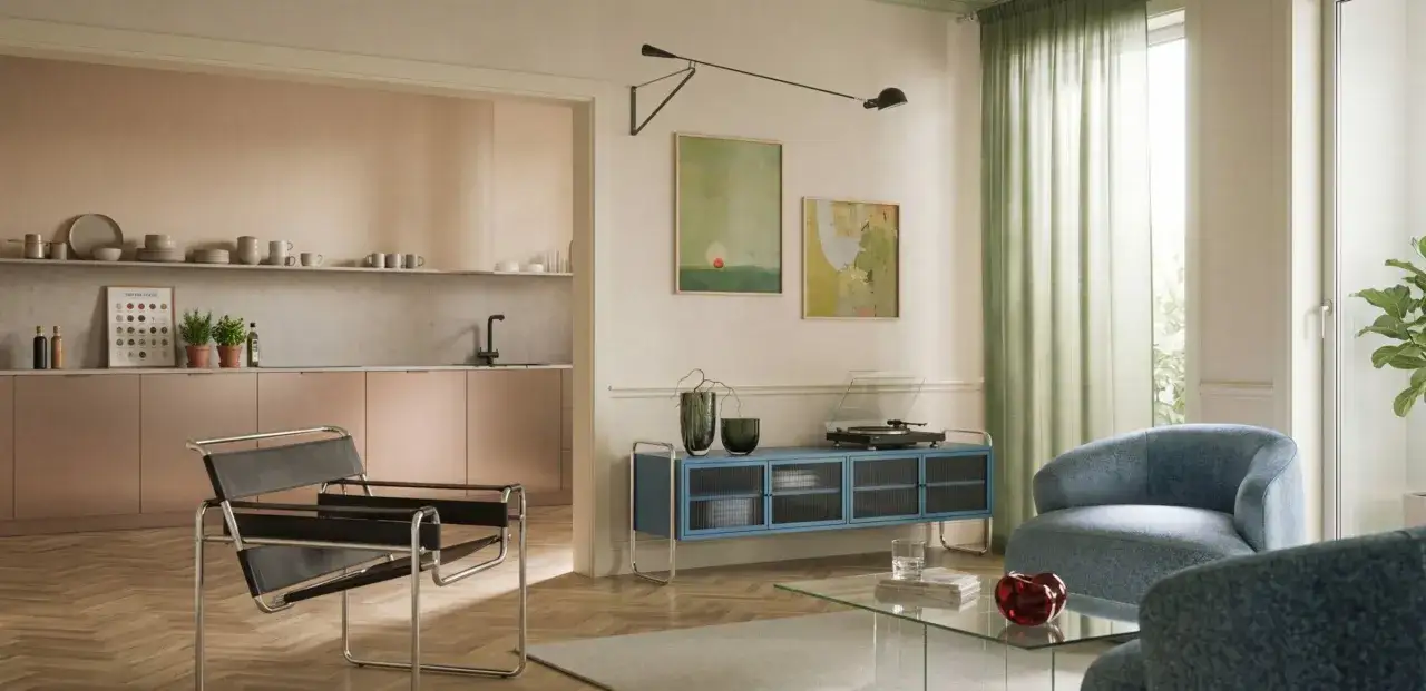 Soggiorno moderno con tende verde menta, divani blu e un mobile basso con giradischi. In primo piano, una poltrona in pelle nera.