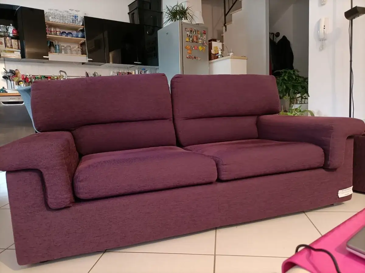 Divano sfoderabile viola pronto per essere lavato. Perfetto per pulire poltrone e sofà.