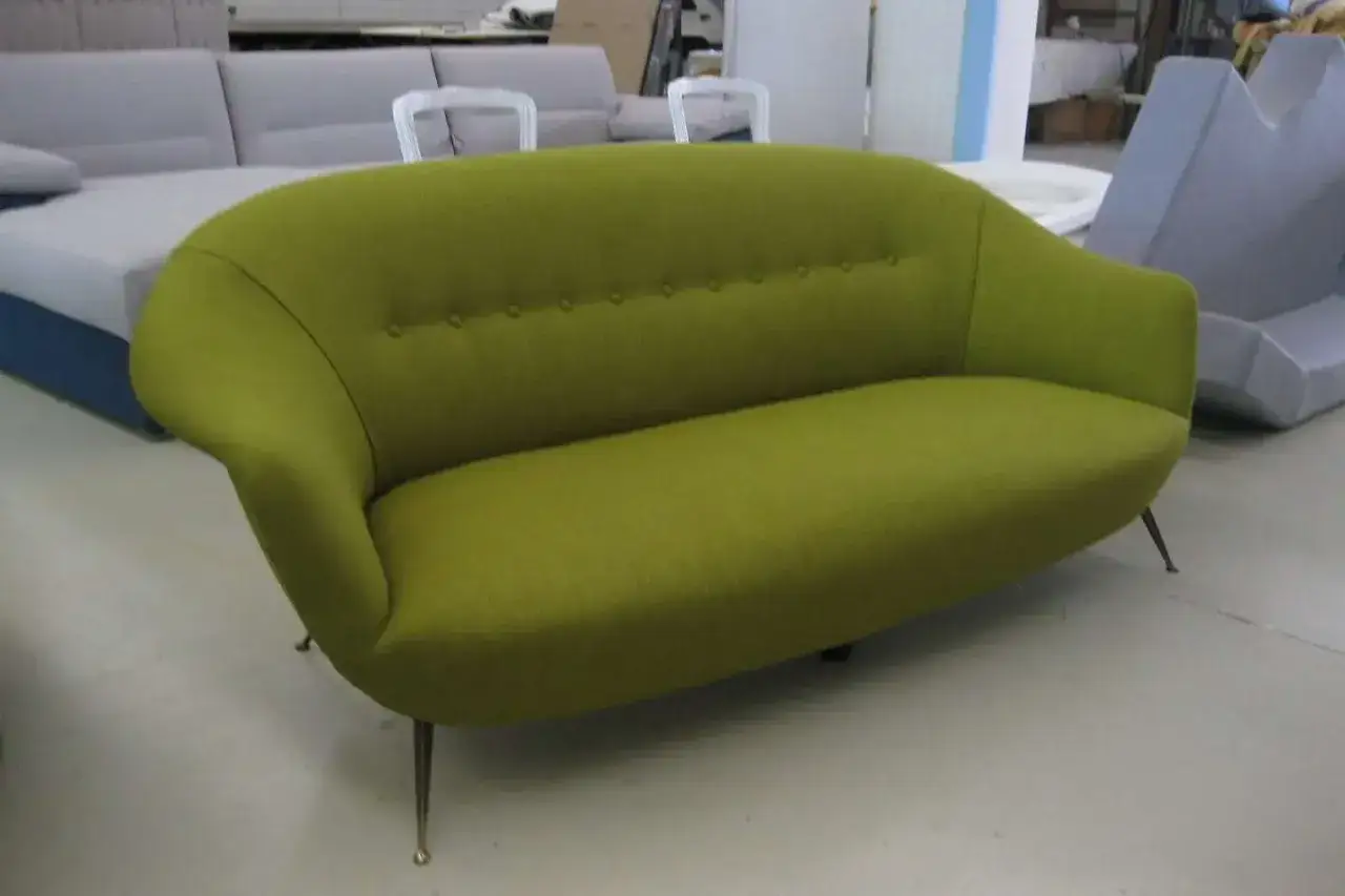 Divano verde brillante, ideale per chi cerca idee su come rivestire un divano non sfoderabile.