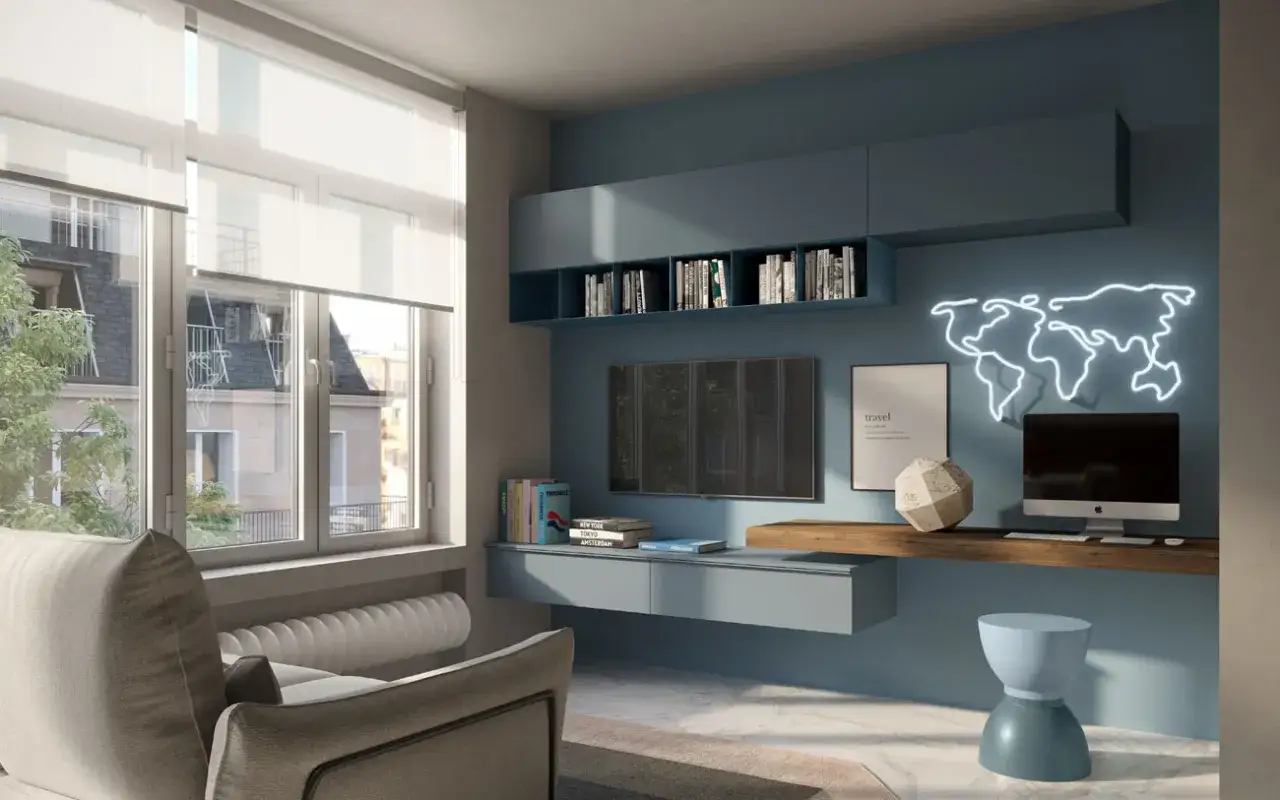 Angolo studio moderno con tv non frontale al divano, libreria, scrivania con computer e decorazione a forma di mappa del mondo al neon.