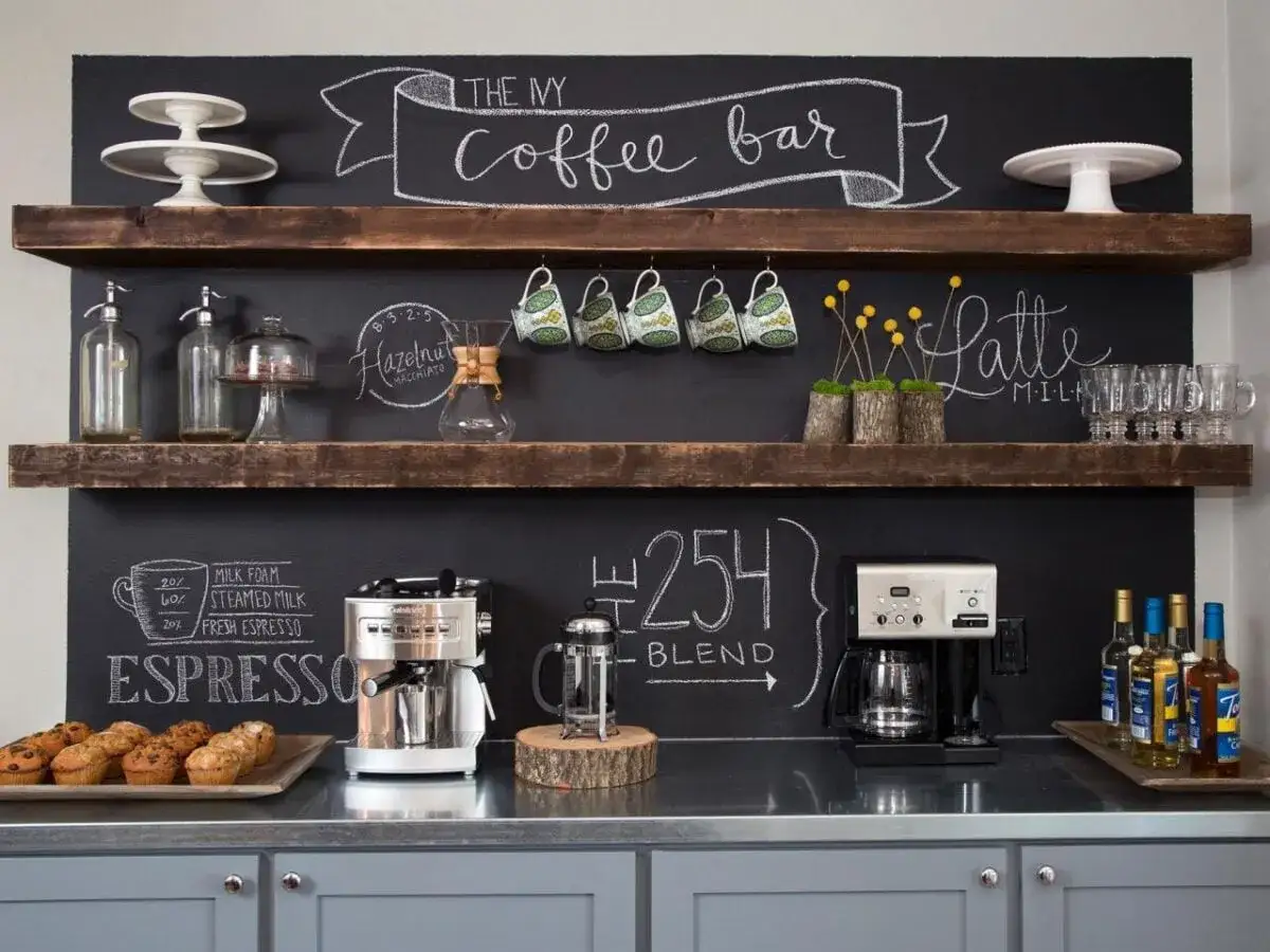 Un angolo caff&egrave; casa perfetto: macchine espresso, caff&egrave;, tazze, muffin e lavagne con scritte a mano.