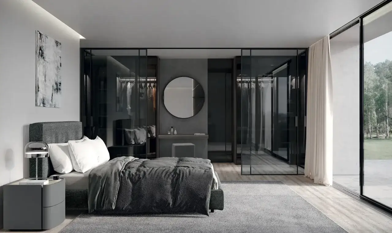 Elegante camera da letto con letto grigio scuro, abbinamenti moderni e cabina armadio a vista.