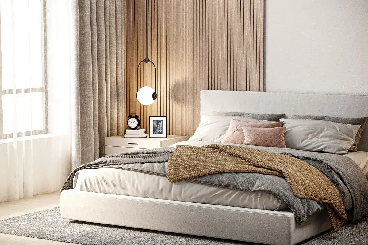 Moderna camera da letto con testiera imbottita e parete dietro letto idee in legno a listelli. Coperte morbide e cuscini rosa creano un'atmosfera accogliente.