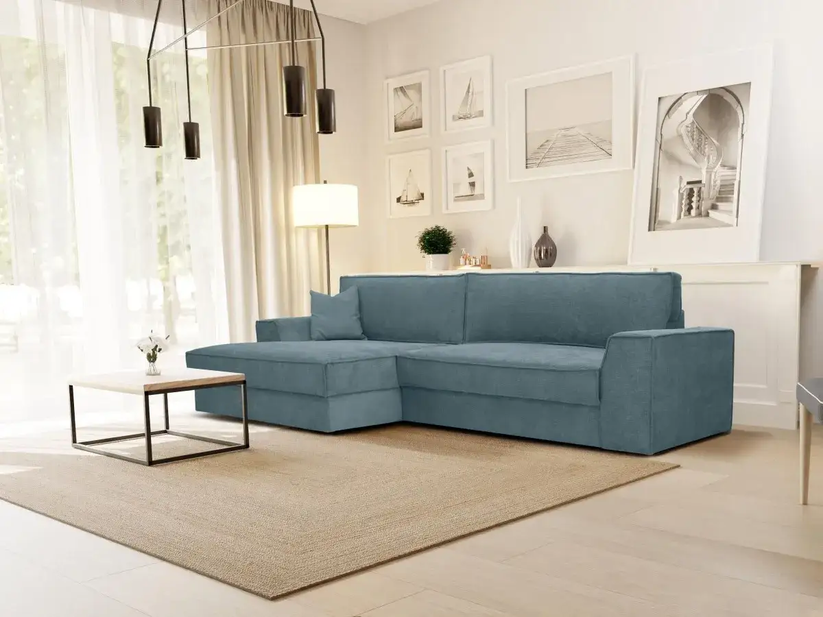 Divano blu petrolio, un'oasi di relax. Abbinamenti perfetti con il tappeto beige e il tavolino moderno.