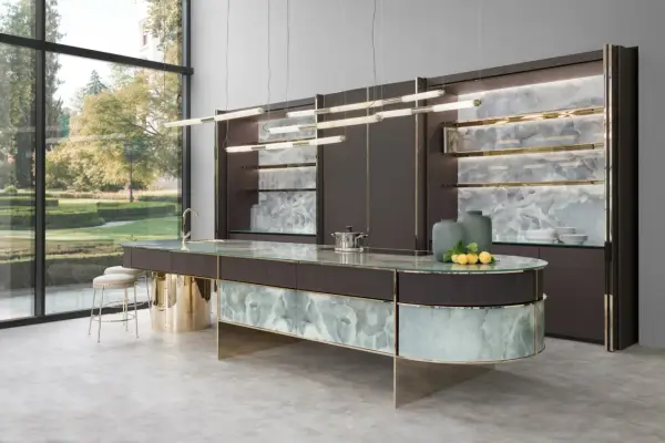 Cucina di lusso Sicis Milano con isola centrale in onice e finiture oro.