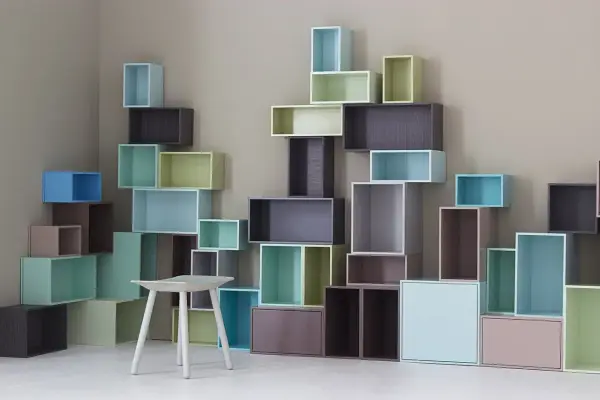 Scaffali colorati disposti in modo creativo, un esempio di design modulare che si adatta a ogni spazio.