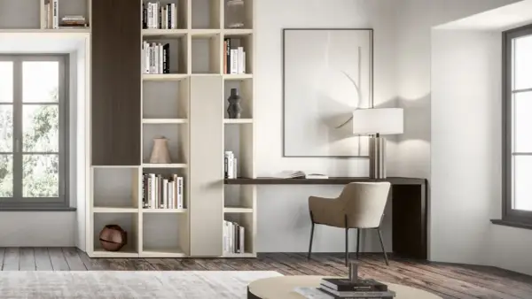 Accogliente stanza studio piccola con libreria modulare, scrivania, sedia e finestra.