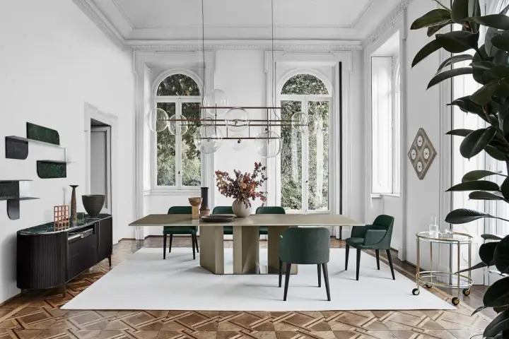 Sala da pranzo elegante con tavolo e sedie Gallotti & Radice, lampadario a bolle e credenza in marmo.