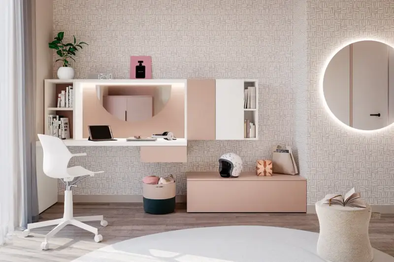 Moderna postazione trucco con specchio rotondo illuminato, scrivania bianca e rosa, sedia, cestini e decorazioni. Idee per un angolo beauty.